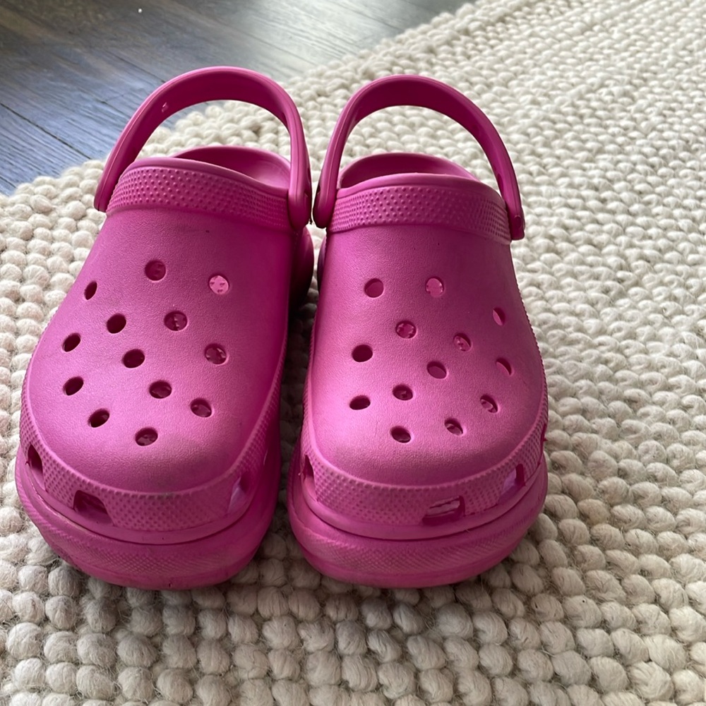 Crocs classic pink platform clog